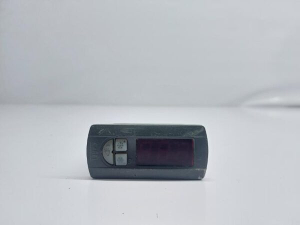CAREL PJ32S0P000 TEMPERATURE CONTROLLER
