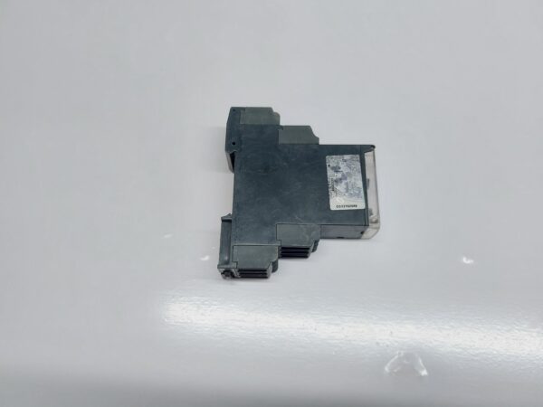 TELEMECANIQUE RM22LA32MR LEVEL CONTROL RELAY 24-240VAC